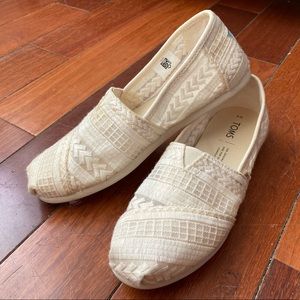 White lace TOMS